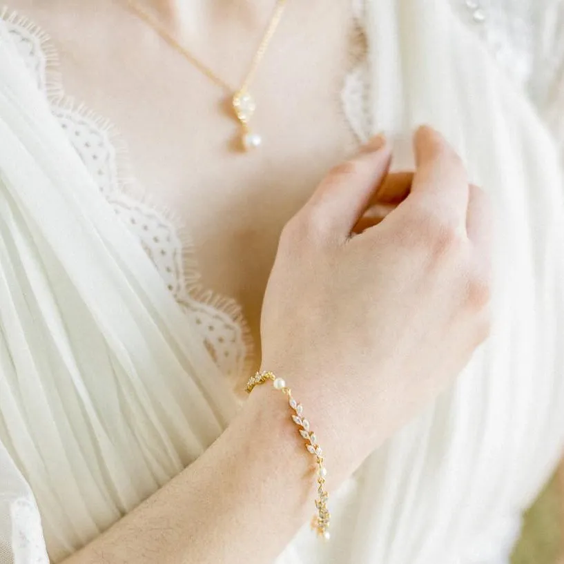 Alisha, Yellow Gold Teardrop Pearl Pendant